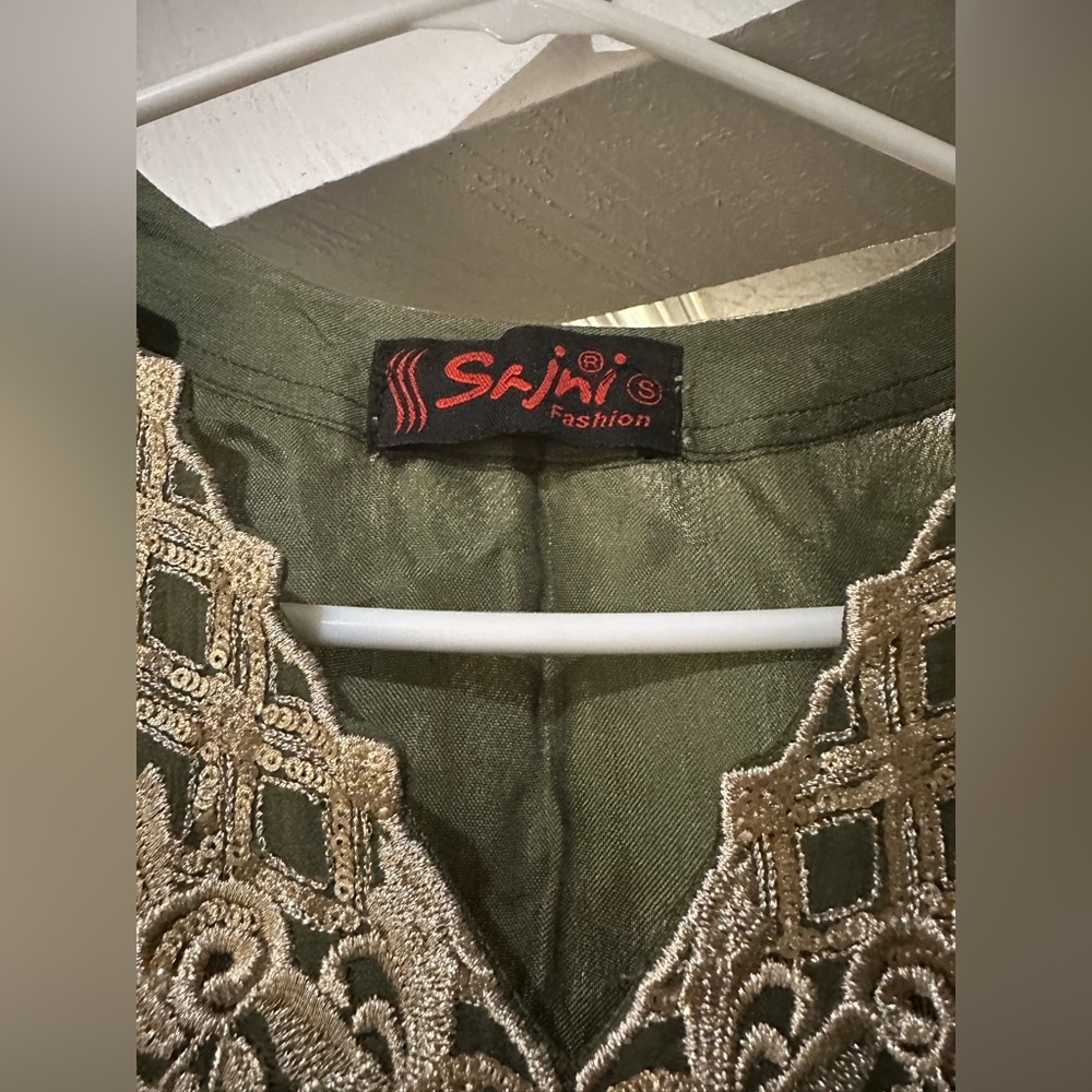 Pakistani formal 3 piece Green & Gold Embroidered Suit - Size S. - Picture 7 of 13